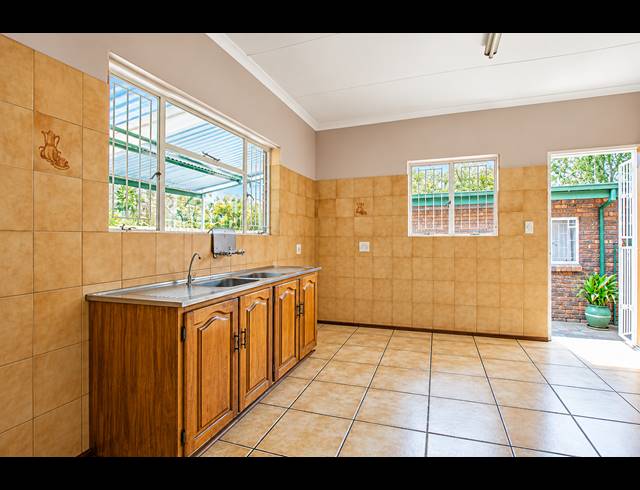 6 BEDROOM FREEHOLD FOR SALE IN ELOFFSDAL